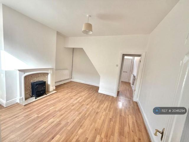 2 bedroom end of terrace house to rent