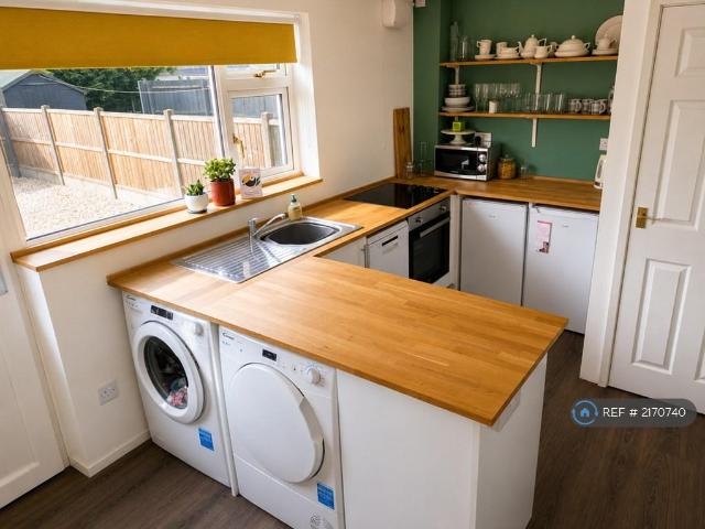 2 bedroom end of terrace house to rent