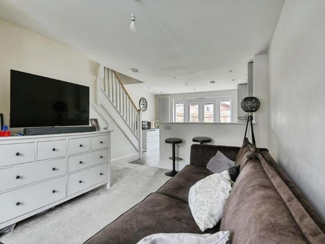 2 bedroom end of terrace house to rent