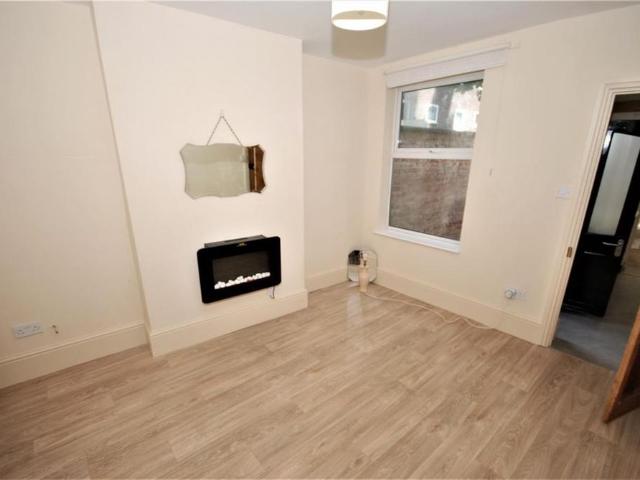 2 bedroom end of terrace house to rent