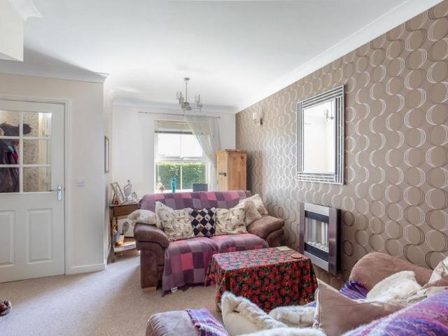 2 bedroom end of terrace house to rent