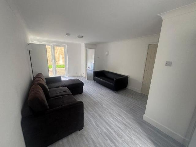 2 bedroom end of terrace house to rent