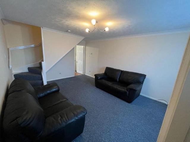 2 bedroom end of terrace house to rent