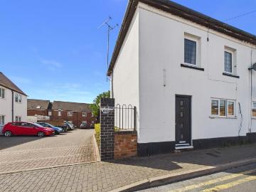 2 bedroom end of terrace house to rent