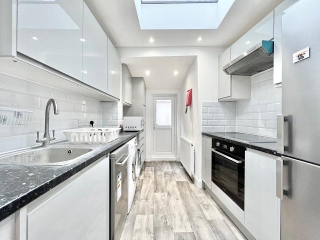 2 Bedroom End Terrace for Rent