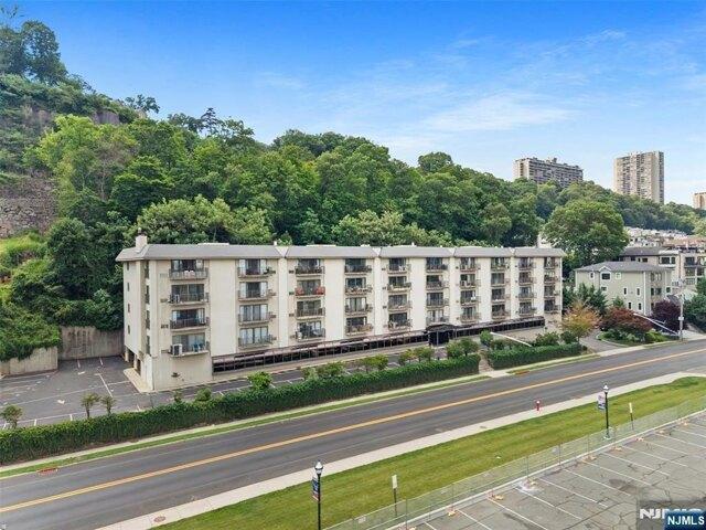 2 bedroom, Edgewater NJ 07020 105498287