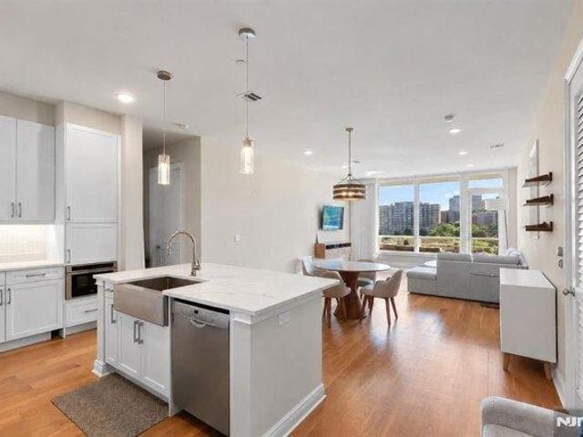 2 bedroom, Edgewater NJ 07020 105611318