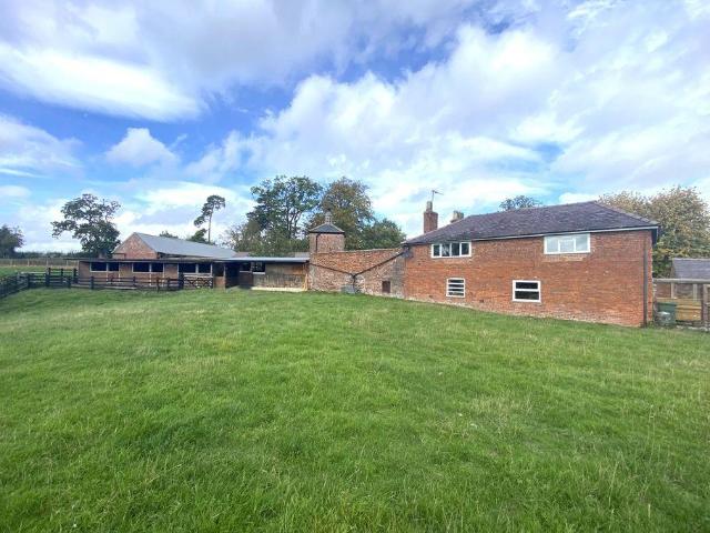 2 bedroom equestrian facility to rent