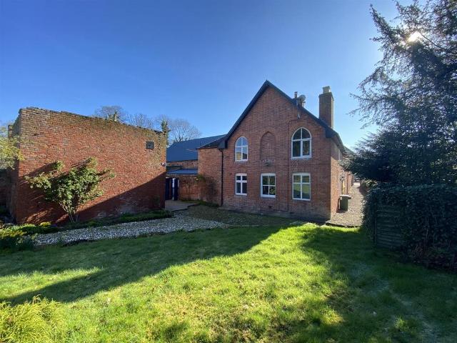 2 bedroom equestrian facility to rent