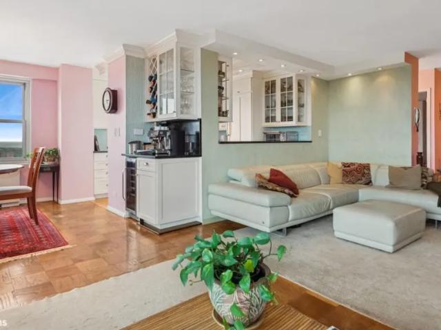 2 bedroom, Forest Hills NY 102752807