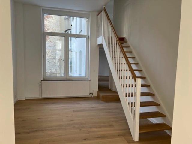 2 bedroom flat 1st floor fully renovated