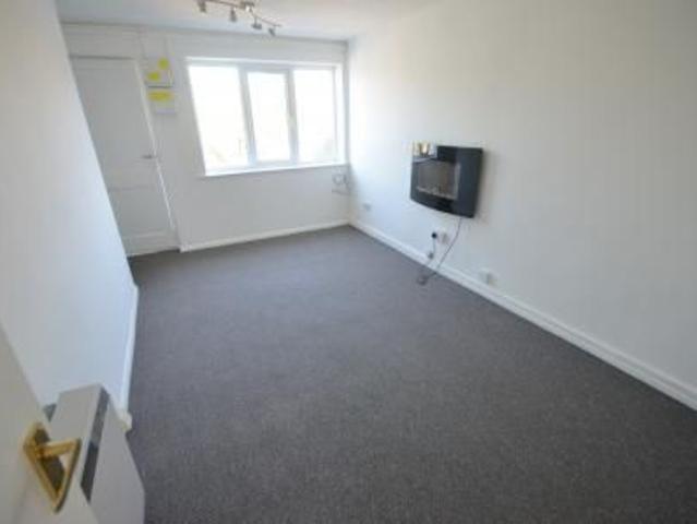 2 bedroom Flat To Let