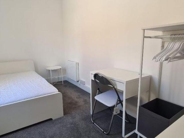 2 bedroom Flat To Let