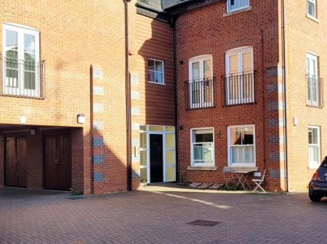 2 bedroom Flat To Let