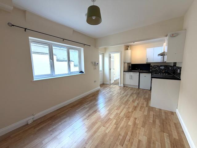 2 bedroom flat to let