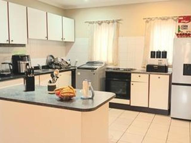 2 bedroom flat to let in lombardy east