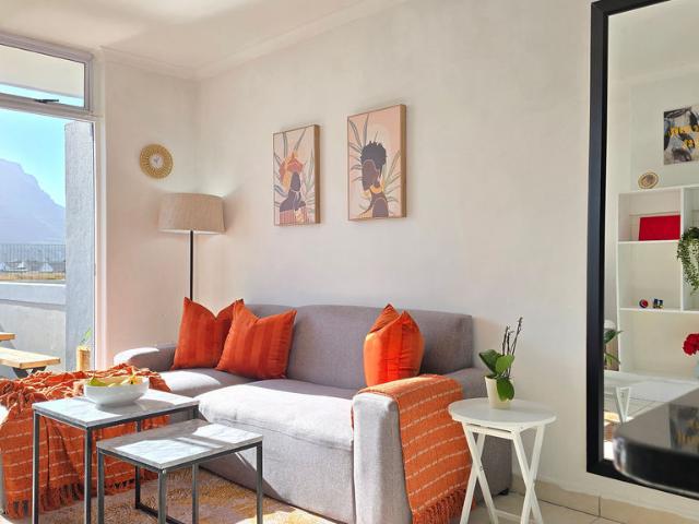 2 Bedroom Flat To Let in Muizenberg
