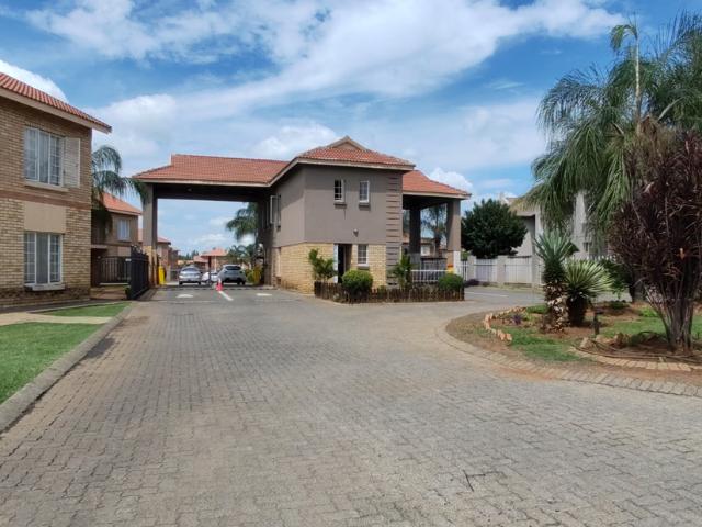 2 Bedroom Flat To Let in Waterval East
