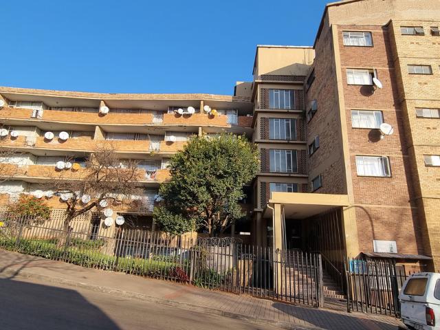 2 Bedroom Flat To Let in Yeoville