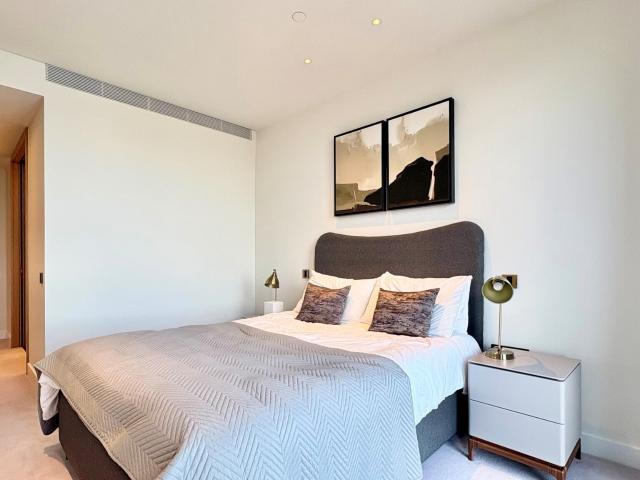 2 bedroom flat to rent on Nine Elms Lane, London