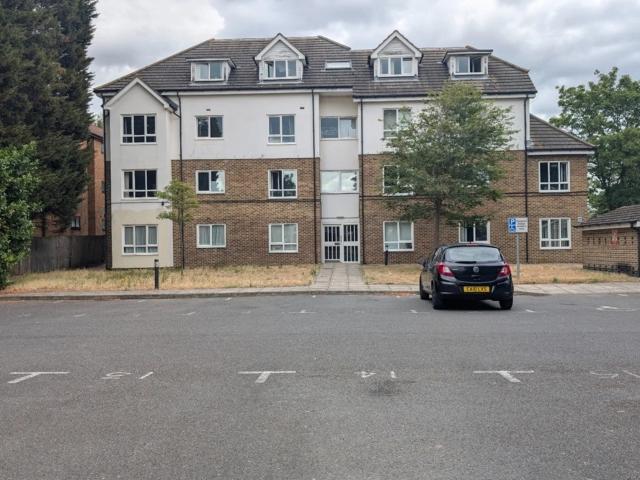 2 bedroom flat to rent on Albert Road, London