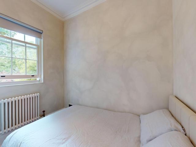 2 bedroom flat to rent on Caledonian Road, London