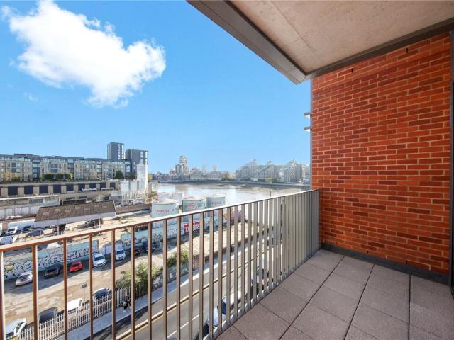 2 bedroom flat to rent on Carnwath Road, London