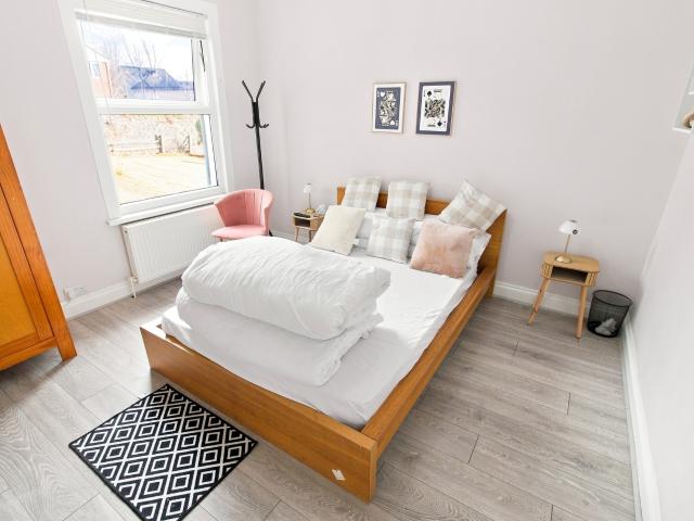 2 bedroom flat to rent on Cedars Avenue, London