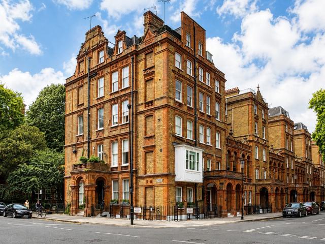2 bedroom flat to rent on Courtfield Road, London