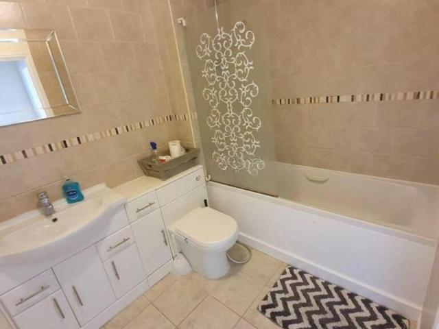 2 bedroom flat to rent on Crispin Way, London
