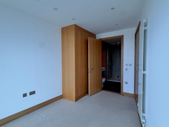 2 bedroom flat to rent on Crossharbour Plaza, London