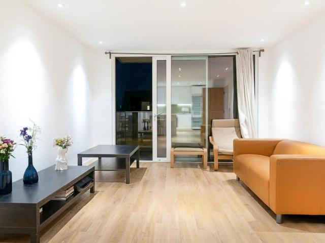 2 bedroom flat to rent on Devan Grove, London