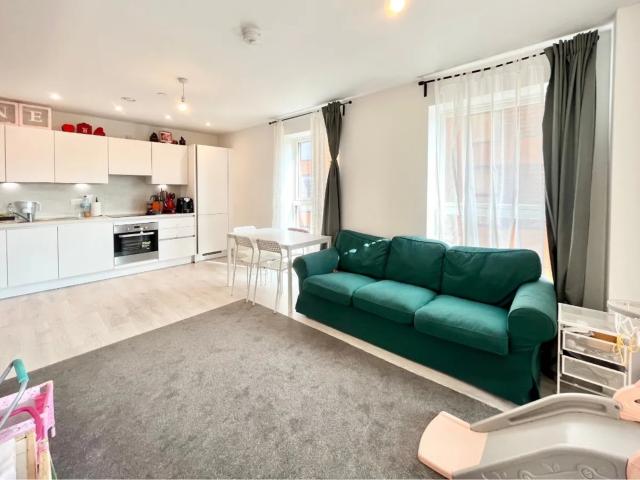 2 bedroom flat to rent on East Acton Lane, London