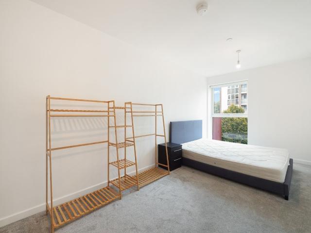 2 bedroom flat to rent on East Acton Lane, London