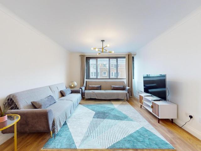 2 bedroom flat to rent on Earls Court Road, London
