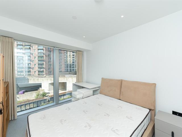 2 bedroom flat to rent on Electric Boulevard, London