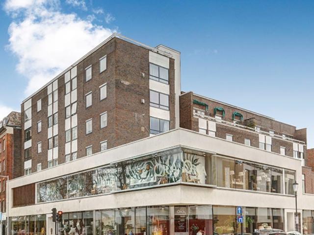 2 bedroom flat to rent on Fulham Road, London