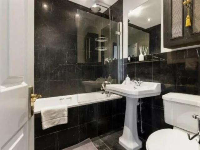 2 bedroom flat to rent on Gloucester Road, London