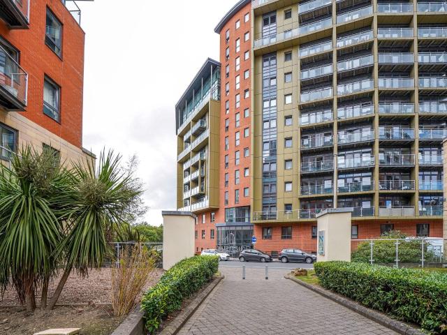 2 bedroom flat to rent on Gotts Road, Leeds