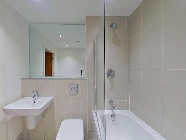 2 bedroom flat to rent on Gotts Road, Leeds