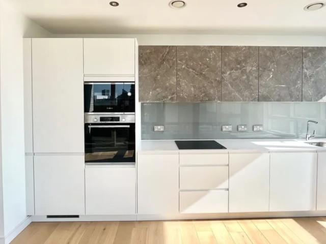 2 bedroom flat to rent on Grant Road, London
