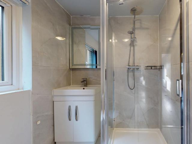 2 bedroom flat to rent on Harp Island Close, London