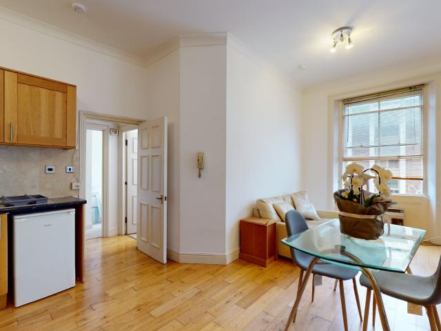 2 bedroom flat to rent on Hogarth Road, London