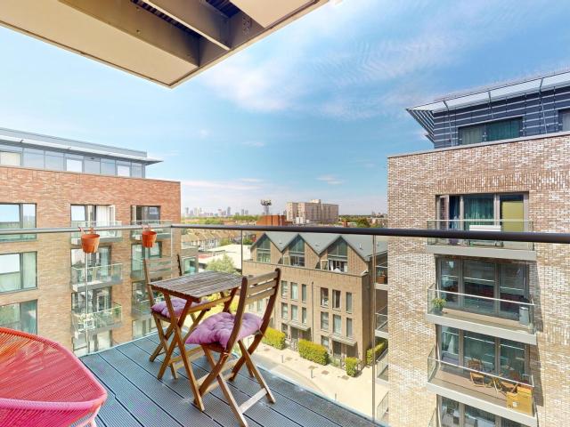 2 bedroom flat to rent on Ironworks Way, London