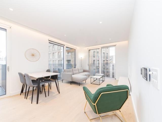 2 bedroom flat to rent on Jubilee Walk, London
