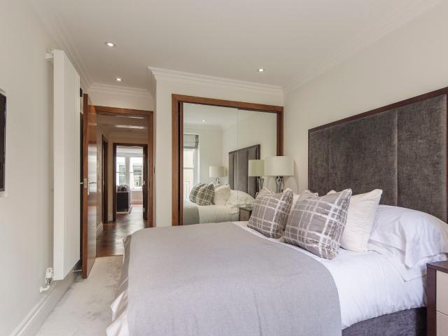 2 bedroom flat to rent on Kensington Gardens Square, London