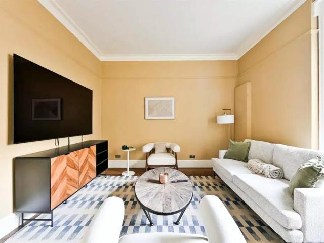 2 bedroom flat to rent on Kensington High Street, London