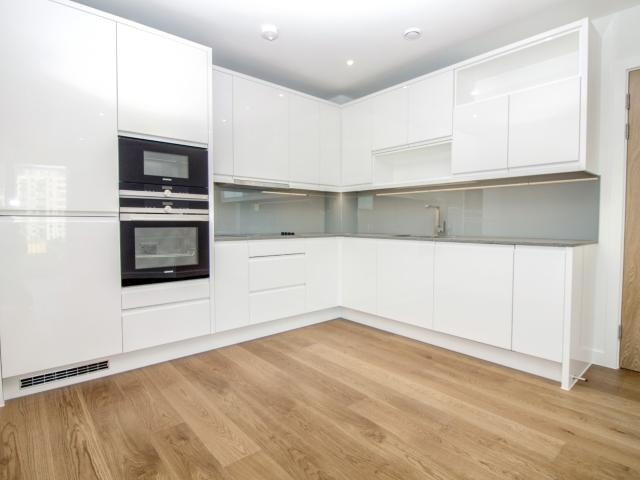 2 bedroom flat to rent on Lismore Boulevard, London