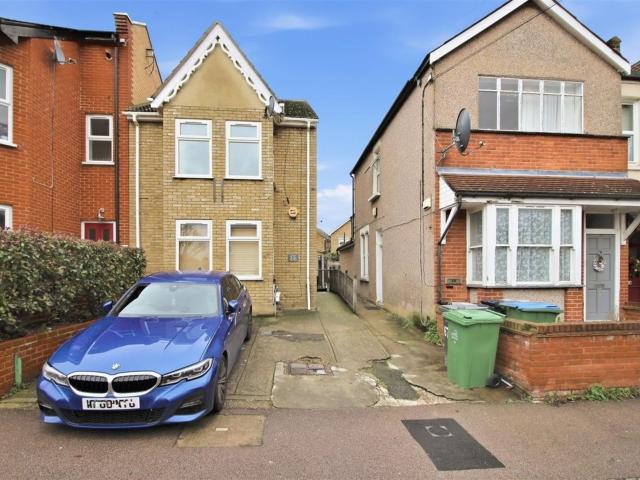 2 bedroom flat to rent on Pembroke Road, London