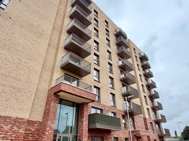 2 bedroom flat to rent on Perryfield Way, London